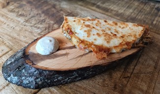 Quesadilla de conejo en tika masala, queso de Catí, mozarella y trufa