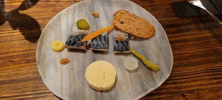 Caballa ahumada con mantequilla ahumada y verduras encurtidas
