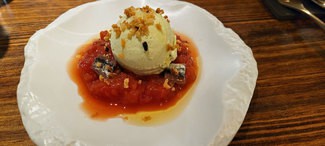 Helado de aguacate con anchoas de la Escala, tomate confitado y crujiente de pan