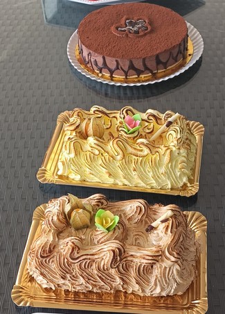 Con los merengues y la tarta de chocolate