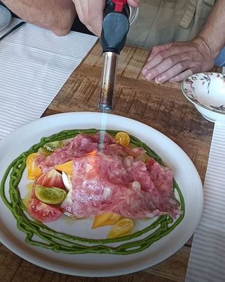 La ensalada de romates variados con vabeza de jabalí braseada