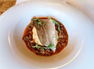 Bacalao confitado sobre picadito de callos ibéricos