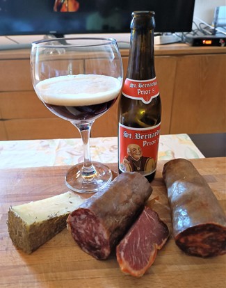 Con la tabla de queso y embutidos