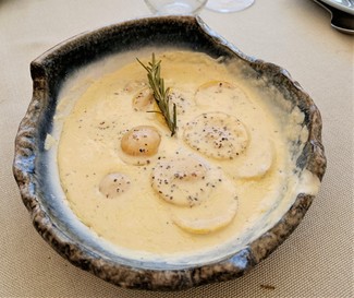 Raviolis al parmesano rellenos de foie y trufa