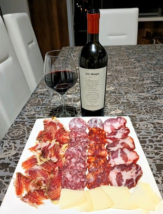 Con el surtido de embutidos ibéricos