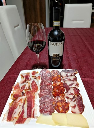 Con el surtido de jamón y embutidos ibéricos con queso curado