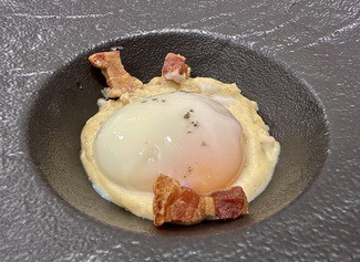 Cremoso de patata de Mariana con huevo campero de Motilla del Palancar a baja temperatura y torreznos de Tarancón.
