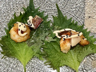 Hoja de shisho con langostinos orly y oreja, mahonesa de café y salsa brava con miel de Cañizares