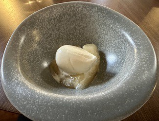 Pera en almíbar con helado de camomila