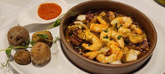Cazuela de langostinos y pulpo con papas arrugadas y mojo rojo