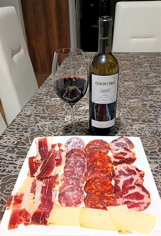 Con el surtido de jamón y embutidos ibéricos con queso curado