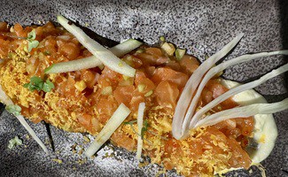 Tartar de salmón con hinojo, aguacate y huevas de trucha