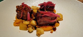 Costillas de cochino negro con boniato y manzana