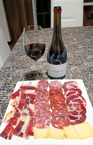Con el surtido de jamón y embutidos ibéricos con queso curado