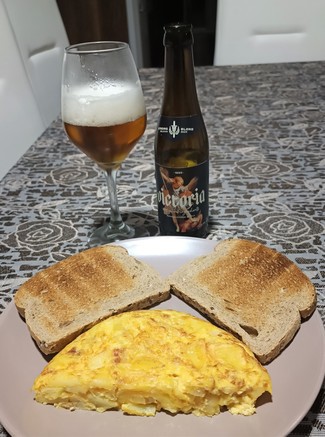 Con la tortilla de patata con cebolla