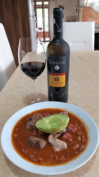 Con las alubias con costilla y aguacate