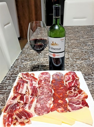 Con el surtido de jamón y embutidos ibéricos con queso curado