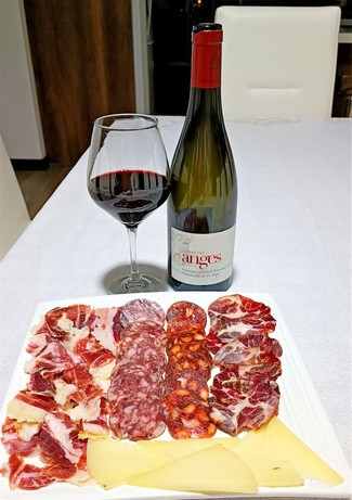 Con el surtido de jamón y embutidos ibéricos con queso curado