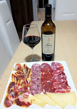 Con el surtido de jamón y embutidos ibéricos con queso curado