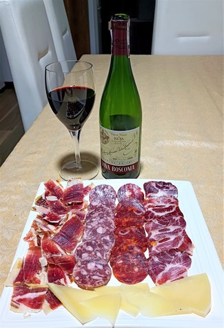 Con el surtido de jamón y embutidos ibéricos con queso curado