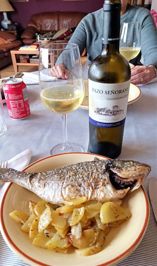 Con la dorada al horno y sus patatitas