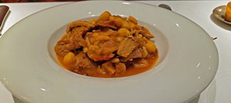 Callos de ternera Ca l'Isidre con chorizo y garbanzos.