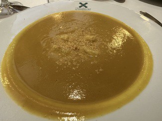 Crema de calabaza asada con dados de naranja y almendras tostadas