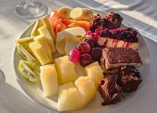 El surtido de frutas y pastelitos