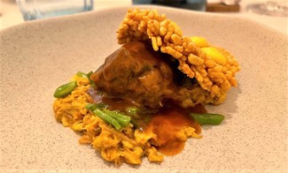 Arroz crujiente de pelota con fondo de paella