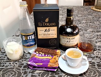 Con un café, helado de coco y chocolate con almendras