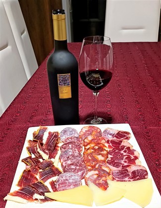 Con el surtido de jamón y embutidos ibéricos con queso curado