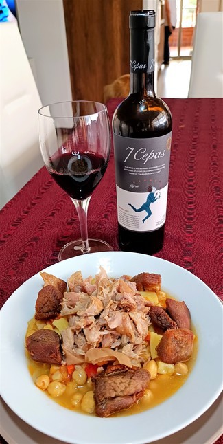 Con los garbanzos con manitas y chicharrón
