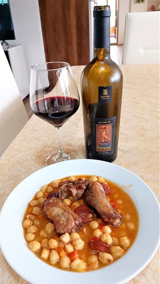 Con los garbanzos costilla y chorizo