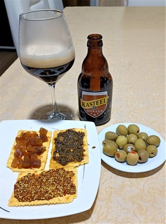 Con las olivas y las tostas
