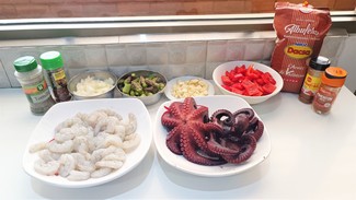 Preparativos del arroz meloso de pulpo y camarones