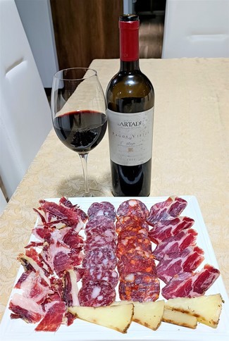 Con el surtido de jamón y embutidos ibéricos con queso curado