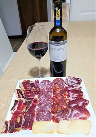 A los seis días con el surtido de queso, jamón y embutidos ibericos