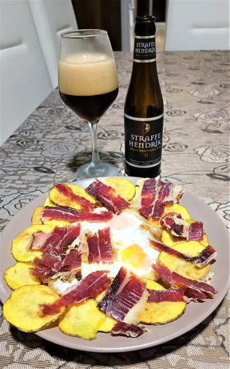 Con los huevos con patatas y jamón ibérico