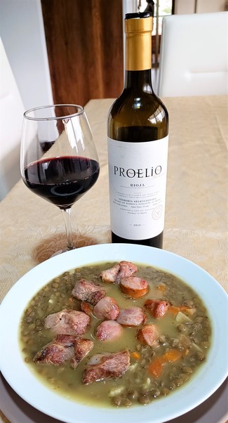 Con las lentejas con costilla y longaniza paisa