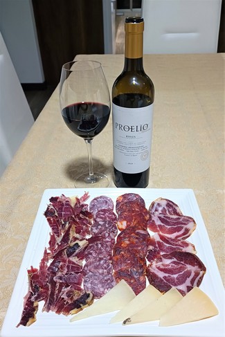 Con el surtido de jamón y embutidos ibéricos con queso curado