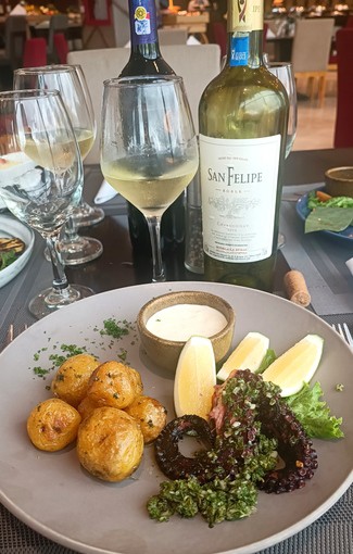 Con el pulpo a la brasa y chimichurri