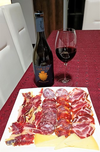 Con el surtido de jamón y embutidos ibéricos con queso curado