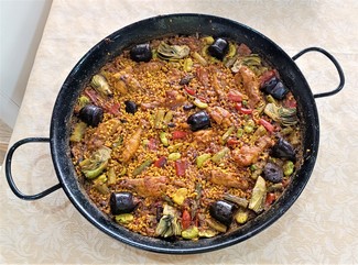 Arroz de alitas, alcachofas y morcilla