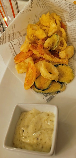 Fritura de langostinos, calamares y verduras crujientes.