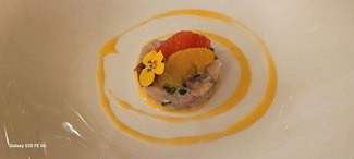 Tartar de lubina con salicornia, pomelo rosa y albahaca.
