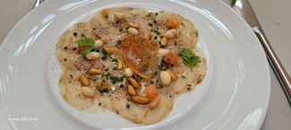 Carpaccio de manitas con judías de Santa Pau, aceite de boletus y nougat de cebolla (1989)