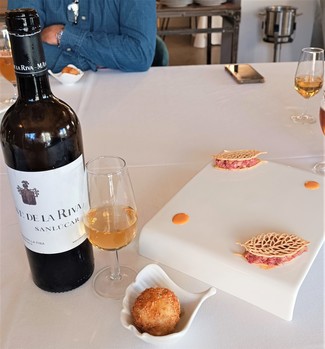 Con las croquetas de jamón ibérico y unas galletitas de orégano rellenas de tartar de jamón y vaca madurada.