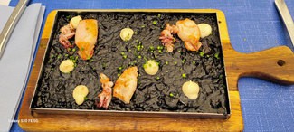 Arroz negro de sepia, calamares y allioli suave.