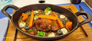 Platillo de Mar y montaña de conejo, sepia y habitas.