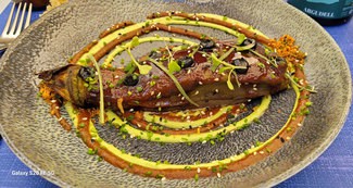 Berenjena Teriyaki, con emulsión de coco, cacahuete, ajo negro y y hierbas frescas